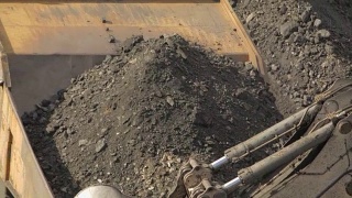 挖土机将土装入矿用卡车视频素材模板下载