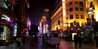 晚上，中国上海，南京路商业街上的顾客在快速穿行