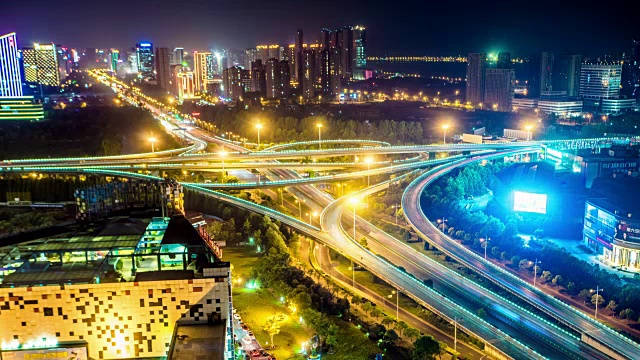 杭州夜间十字路口的交通情况。