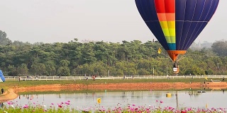 泰国清莱热气球的彩色延时摄影。