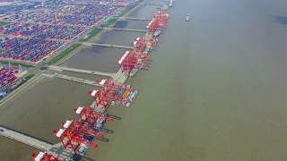4 .上海洋山商业货柜码头鸟瞰图视频素材模板下载