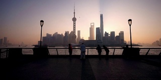 清晨，人们在中国上海的外滩做运动