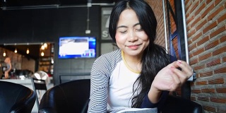 亚洲女性在咖啡店喝咖啡