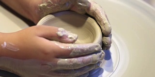 陶轮上的陶器制作