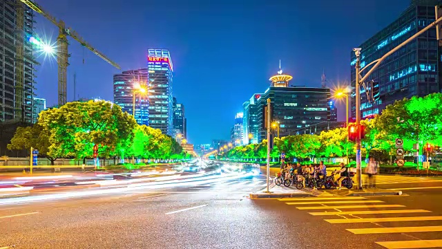 上海的道路交通和现代化的建筑。间隔拍摄4 k