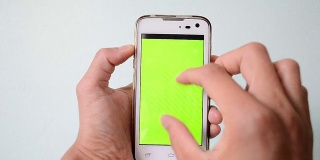 手在智能手机绿色屏幕上的动作