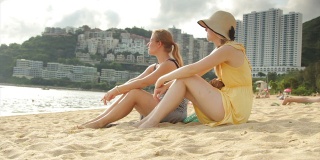 坐在香港海滩上的女人
