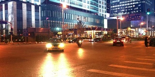 北京城市道路和现代建筑夜间的交通状况