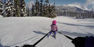 小女孩在学滑雪