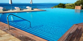 斯科佩洛斯岛游泳池里的躺椅和雨伞