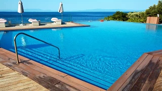 斯科佩洛斯岛游泳池里的躺椅和雨伞视频素材模板下载