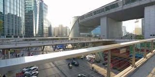 北京城市街道上的交通和现代建筑都是4k