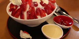 冰淇淋草莓自制