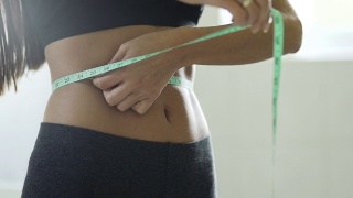用英寸来测量一个美丽的身体的腰围视频素材模板下载