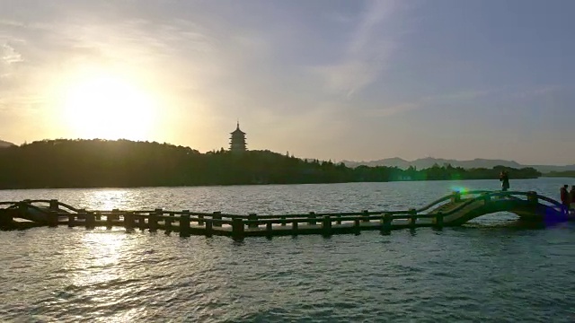 夕阳西下，西湖的小径、水山和塔