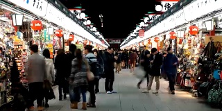 时光流逝:日本东京浅草寺周围的市场里挤满了人