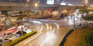 4k时间推移:夜间城市十字路口泰国，曼通他尼交通。