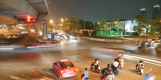 4k时间推移:夜间城市十字路口泰国，曼通他尼交通。