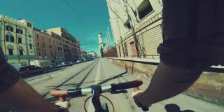 观点POV自行车在城市街头比赛