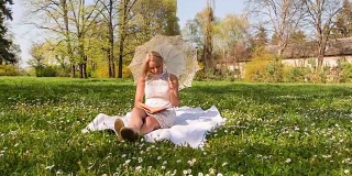 女人在公园里看书，野餐