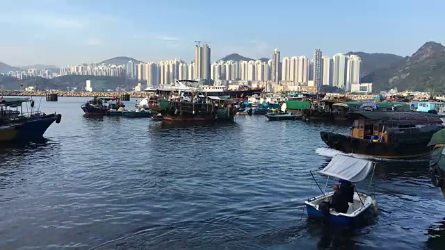 在香港避风塘漂流的舢板