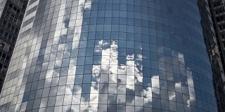 摩天大楼的办公窗户反射