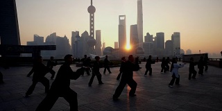 清晨，人们在中国上海的外滩练习功夫