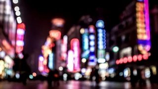 中国上海，游客晚上漫步在南京路商业街的特殊效果视频素材模板下载