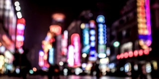 中国上海，游客晚上漫步在南京路商业街的特殊效果