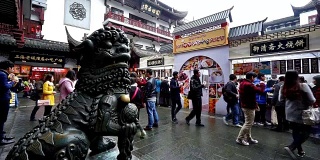 顾客在中国上海著名的城隍庙老街漫步