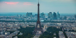 时光流逝:埃菲尔铁塔与巴黎天际线