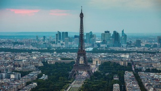 时光流逝:埃菲尔铁塔与巴黎天际线视频素材模板下载