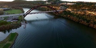 pennbacker桥奥斯汀在日落科罗拉多河鸟瞰图德克萨斯州