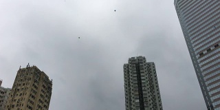 两个气球失去了天空，希望和愿望