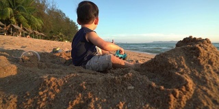 宝宝在沙滩上玩沙堡