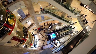 圣诞节前夕，中国台湾，顾客在台北101大厦购物视频素材模板下载