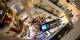 圣诞节前夕，中国台湾，顾客在台北101大厦购物