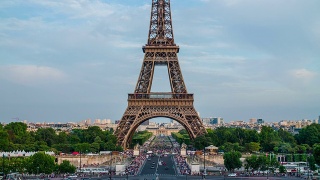 倾斜镜头:巴黎埃菲尔铁塔视频素材模板下载
