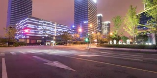 杭州夜晚的交通和现代化的办公大楼。间隔拍摄4 k hyperlapse