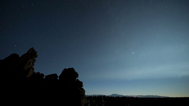 星景和月亮升起移动时间推移在爱达荷熔岩岩石
