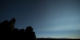 星景和月亮升起移动时间推移在爱达荷熔岩岩石