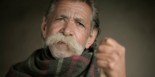 大胡子老人的画像，拿着竹竿。