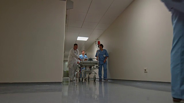 医生和两个护士正在把一个病人送进手术室