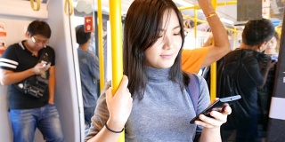 一名女子在空中列车上使用社交媒体进行交流
