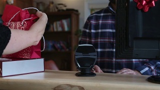 用信用卡支付圣诞礼物的NFC技术视频素材模板下载