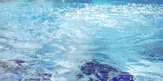 高清超级慢镜头:泡泡泳池和海浪
