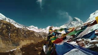 在喜马拉雅山峰上的佛教祈祷视频素材模板下载