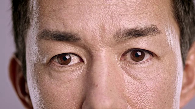 一个轻浮的亚洲男人的眼睛