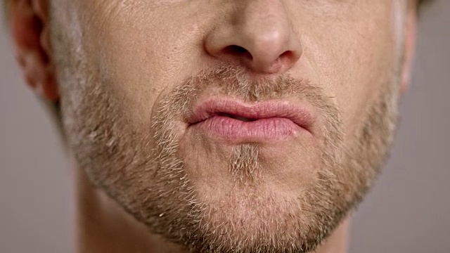 一个留着胡子的白种人的嘴唇
