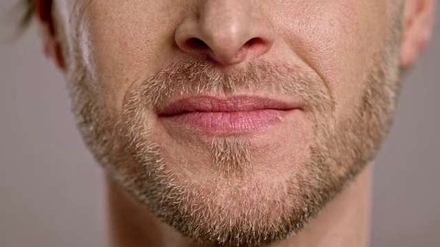 一个留着胡子的白人男人的嘴唇